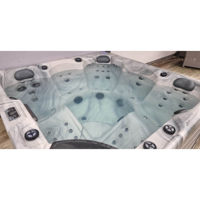 Hawaii hot tub with LED lighting