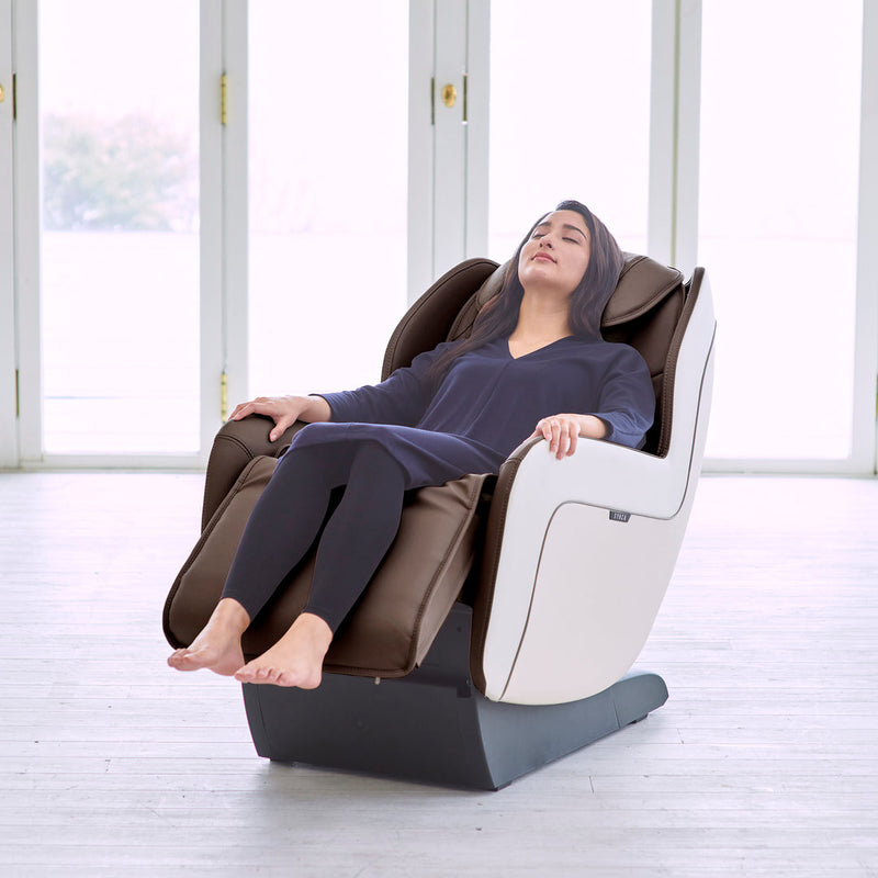 Synca CirC Plus massage chair in espresso, lifestyle setting
