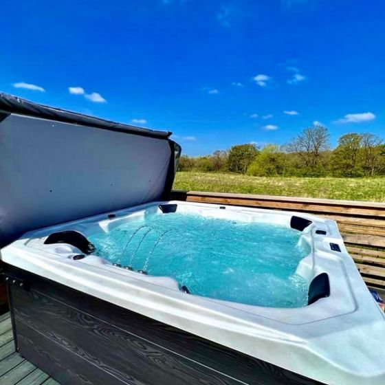 H20 Spa Retreat Bay XL hot tub installed outdoors