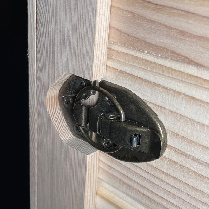 Insignia KY004 sauna latch closure, close-up